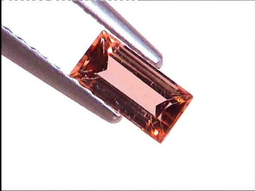 Topacio imperial rojo sherry en talla baguette de Ouro Preto