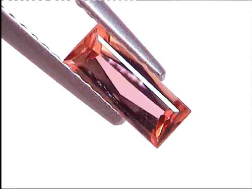 Topacio imperial rojo sherry en talla baguette de Ouro Preto