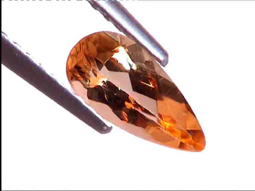Topacio imperial dorado en forma de pera de Ouro Preto, Brasil