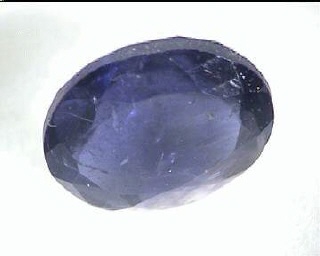 Ovaler Iolith in Grau-Blau mit Farbwechsel