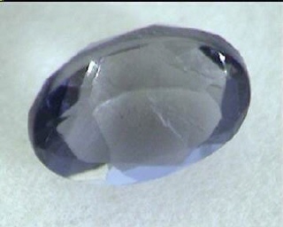 Graublauer ovaler Iolith mit Farbwechsel aus Afrika