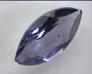 Grau-blauer Iolith mit Farbwechsel, Navette
