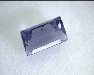 Grau-blauer Farbwechsel-Iolith im Baguette-Schliff aus Afrika