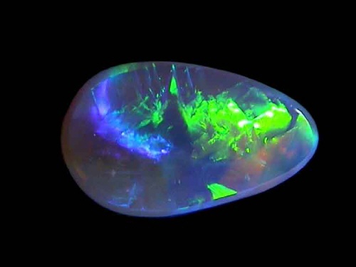 Schwarzer Jelly-Kristallopal in Grün, Blau und Gelb – Freiform