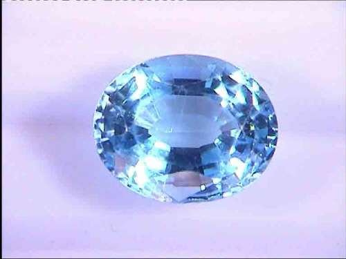 Topacio azul oval en tono Swiss Blue de Brasil