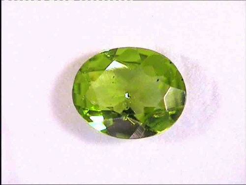 Peridoto ovalado verde manzana de Pakistán