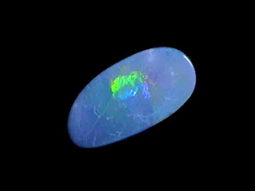 Mehrfarbige australische Opal-Dublette in freier Form