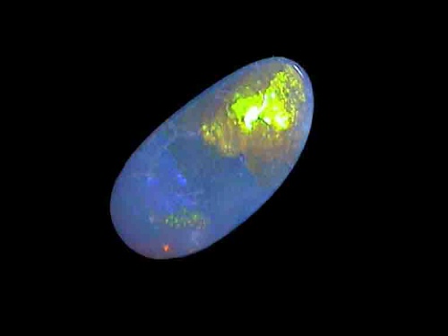 Mehrfarbige australische Opal-Dublette in freier Form