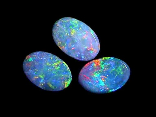 Mehrfarbige Opal-Dublette aus Australien in ovaler Form