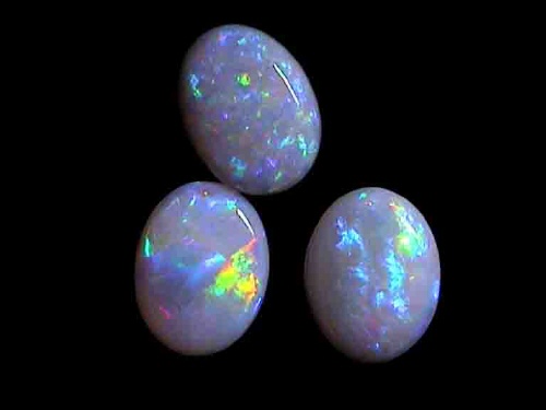 Mehrfarbiger, ovaler weißer Kristallopal aus Coober Pedy