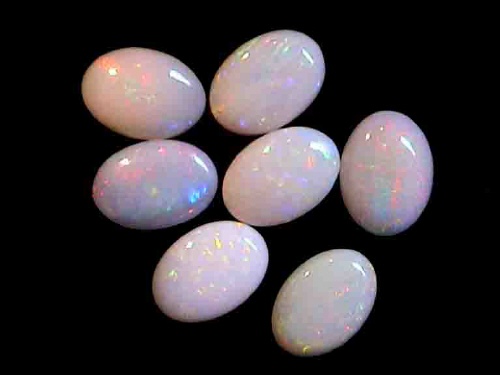 Mehrfarbiger weißer Kristallopal aus Coober Pedy – oval