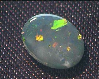 Australische Opal-Dublette in Grün-Blau-Rot, oval