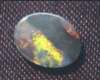 Australische Opal-Dublette in Ovalform mit Gelb, Blau und Rot
