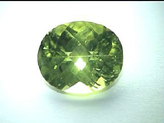 Peridoto ovalado verde oliva de Birmania