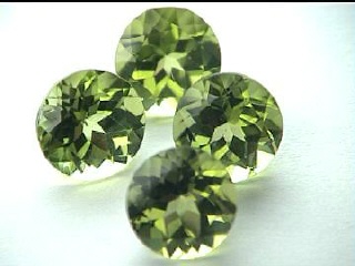 Peridoto redondo verde oliva de Birmania