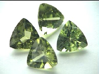 Peridoto verde oliva de Birmania en talla trilliant