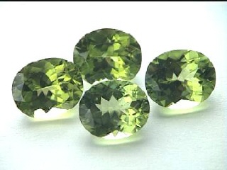 Peridoto verde oliva de Birmania en forma ovalada