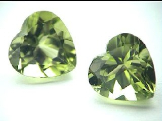 Peridoto verde oliva en forma de corazón de Birmania