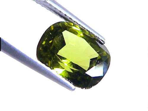 Peridoto verde oliva de Brasil en talla cojín antigua