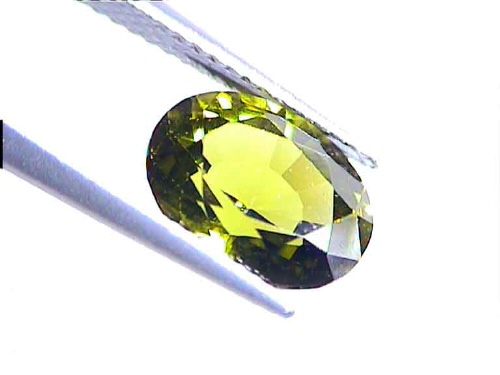 Peridoto ovalado verde oliva de Brasil