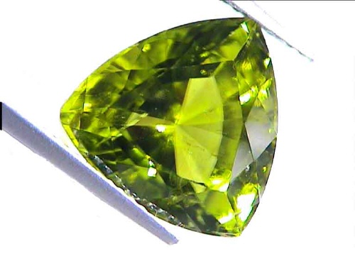 Peridoto verde manzana de Brasil con talla trilliant