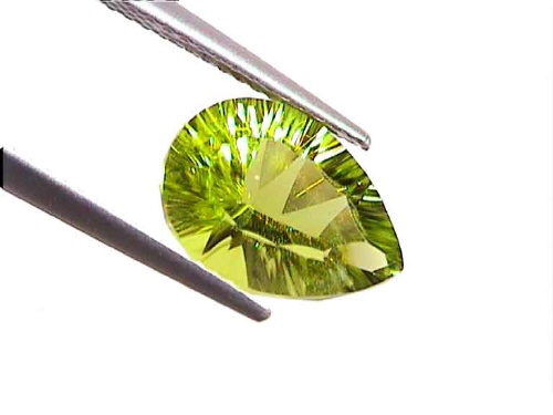 Peridoto verde manzana de Pakistán, talla pera cóncava