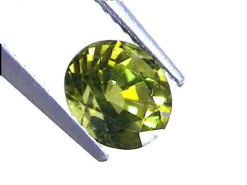 Peridoto verde de África con forma ovalada