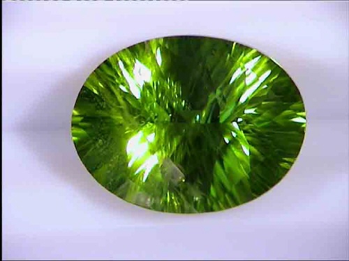 Peridoto verde manzana de Pakistán, talla Antique Concave Cushion