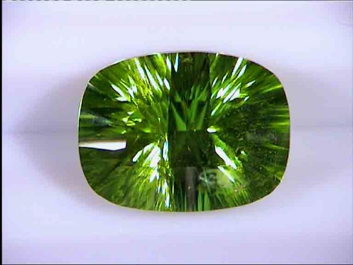 Peridoto verde manzana de Pakistán – cojín cóncavo antique