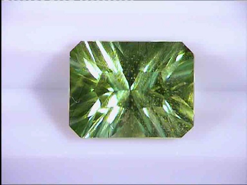 Peridoto verde de Pakistán con talla octogonal cóncava