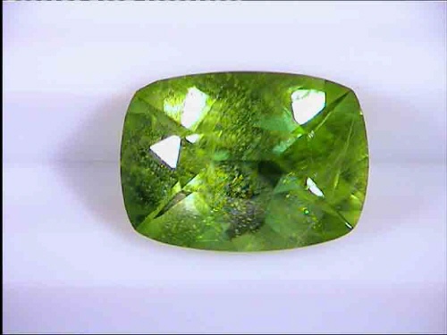 Peridoto verde de Pakistán en forma de cojín antiguo