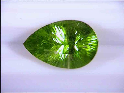 Peridoto verde manzana de Pakistán – talla pera cóncava