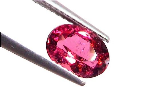 Tourmaline rose du Brésil taillée en ovale
