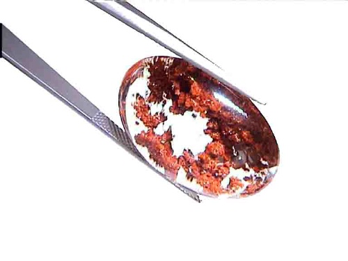 Cabochon ovale in quarzo bianco del Brasile con inclusioni di rame