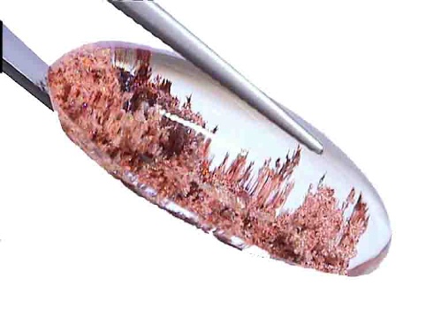 Brasilianischer Quarz-Cabochon mit weißen und kupferfarbenen Einschlüssen