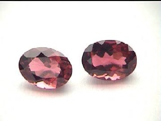 Rubellite ovale d’Afrique, rouge à rose