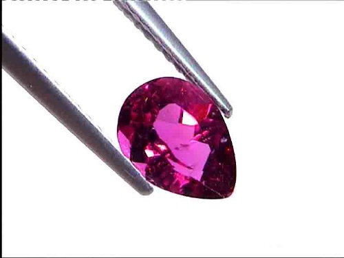 Tourmaline rose vif en forme de poire du Brésil