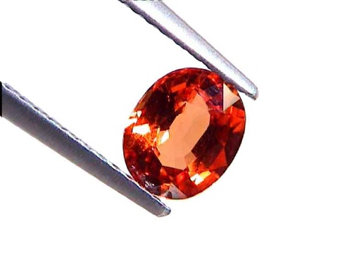 Ovaler Saphir aus Thailand in intensivem Orange