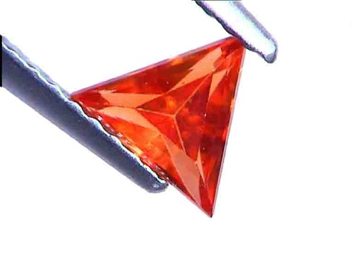 Saphir synthétique orange intense de forme triangulaire