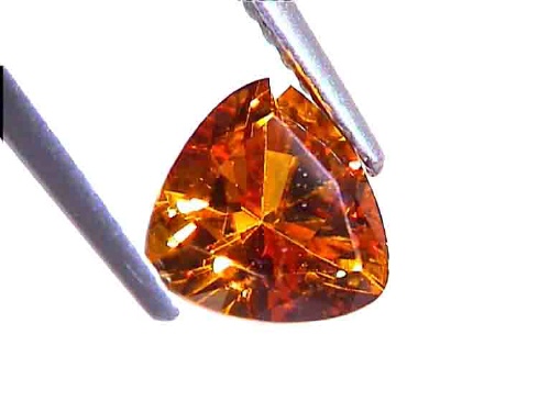 Saphir synthétique doré de forme trilliant