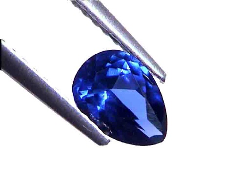 Saphir synthétique bleu bleuet taille poire