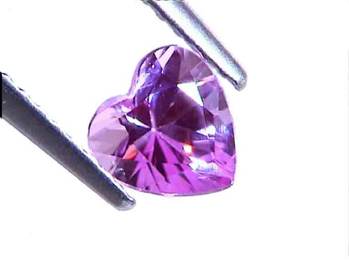 Saphir synthétique rose en forme de cœur
