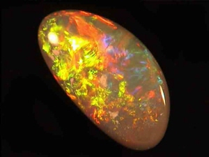 Ópalo negro de Lightning Ridge, tonos naranja y amarillo, forma libre
