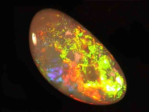 Ópalo negro de Lightning Ridge, tonos naranja y amarillo, forma libre