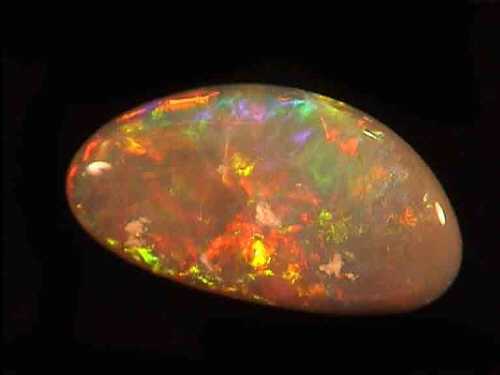 Ópalo negro de Lightning Ridge, tonos naranja y amarillo, forma libre