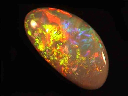 Ópalo negro de Lightning Ridge, tonos naranja y amarillo, forma libre