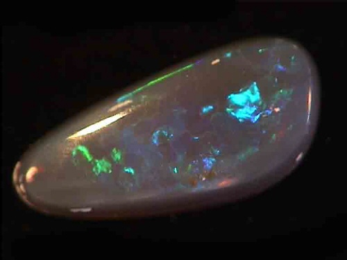 Ópalo negro verde y azul de Lightning Ridge en forma libre