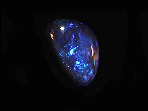 Blauer Schwarzer Opal aus Lightning Ridge in Freiform