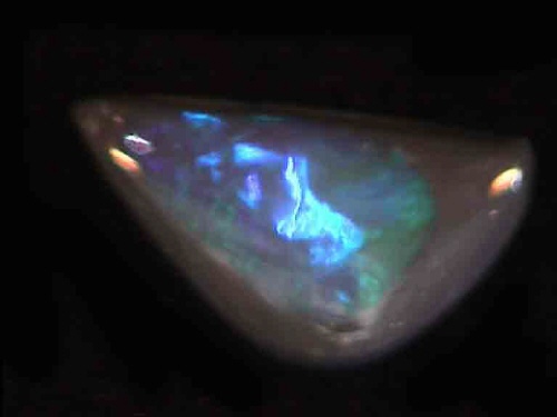 Schwarzer Opal aus Lightning Ridge, blaugrüne Freiform