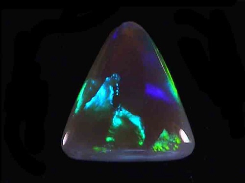 Ópalo negro triangular verde azulado de Lightning Ridge